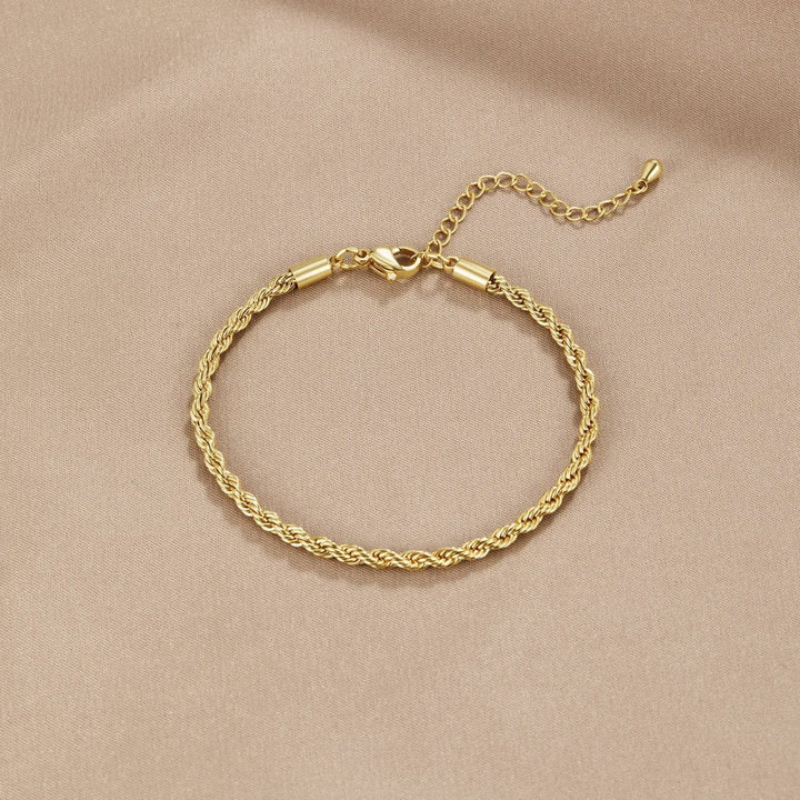 Elegante gouden armband met verfijnde draaiing