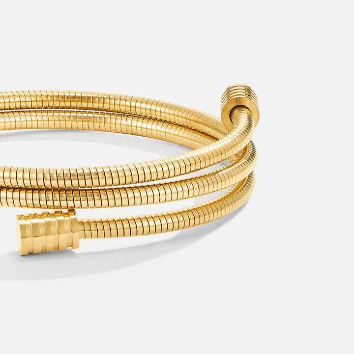 Elegante gouden armband met verfijnde draaiing