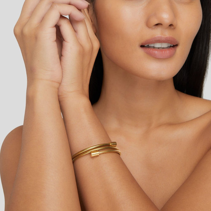 Elegante gouden armband met verfijnde draaiing
