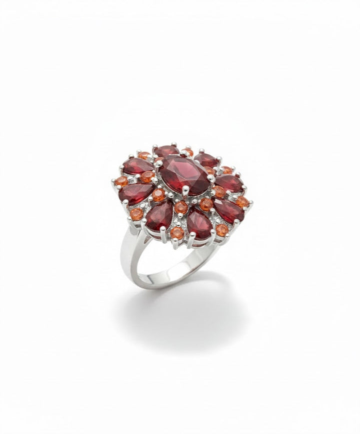 Elegante gouden ring met scharlaken bloemblaadjes