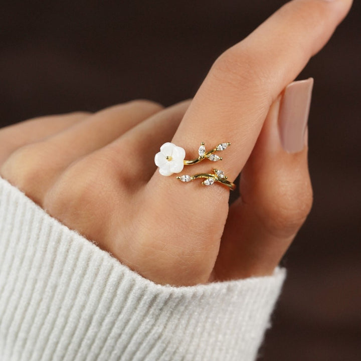 Elegante zilveren bloemenring met witte zirkonia