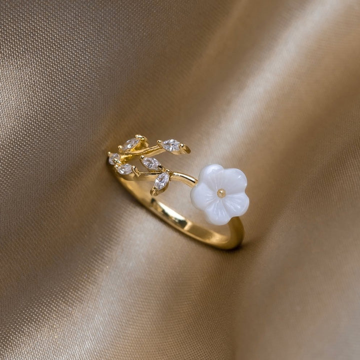 Elegante zilveren bloemenring met witte zirkonia