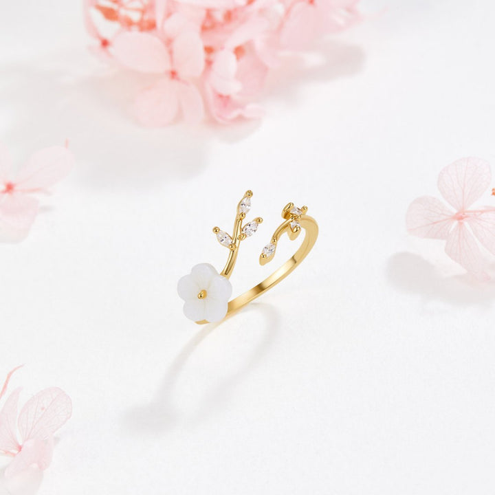 Elegante zilveren bloemenring met witte zirkonia
