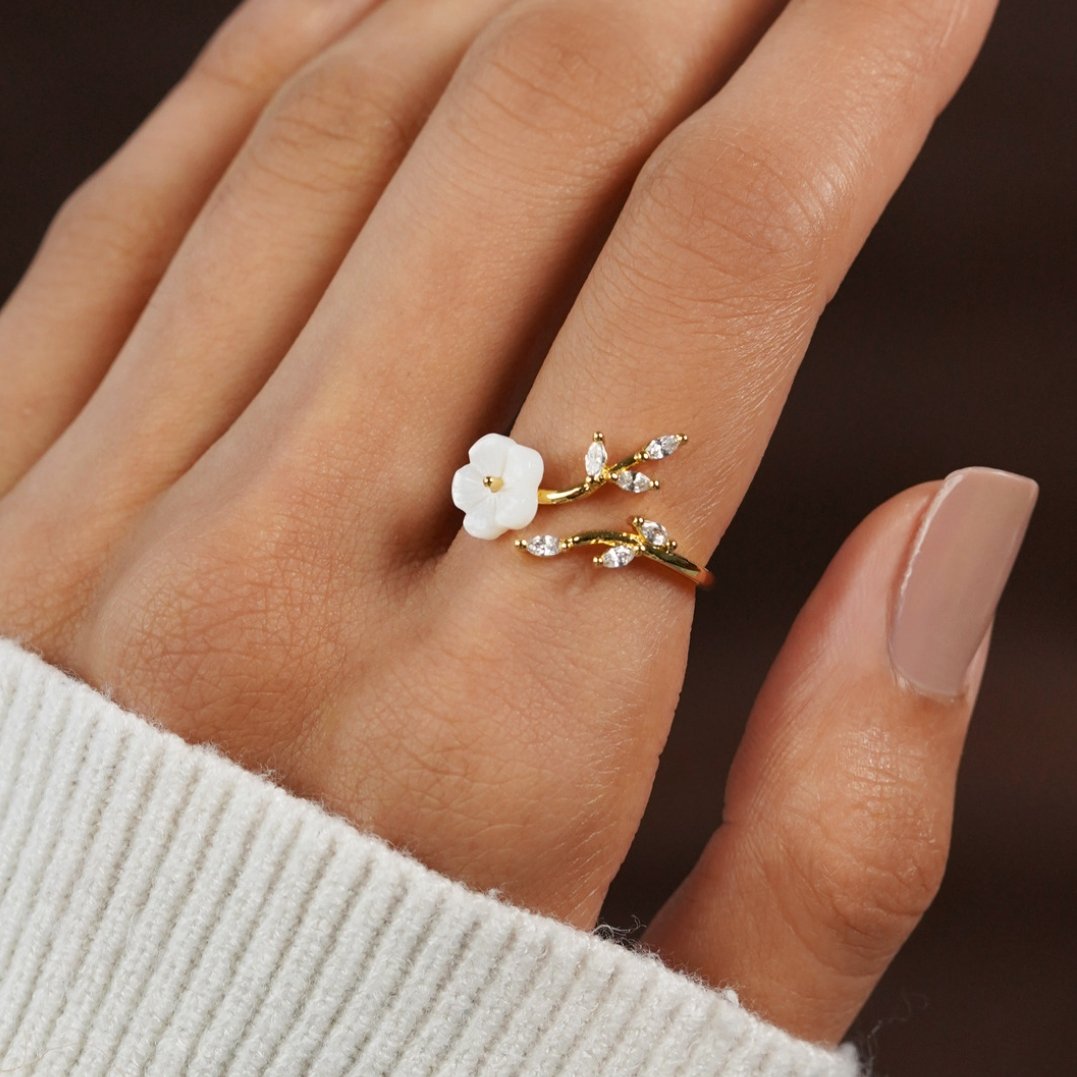 Elegante zilveren bloemenring met witte zirkonia
