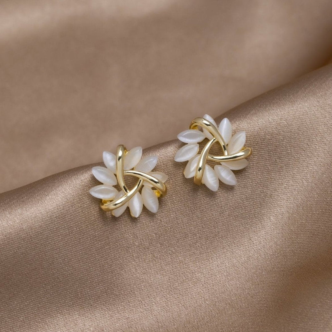 Elegante gouden oorbellen met bloemmotief