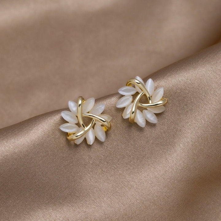 Elegante gouden oorbellen met bloemmotief