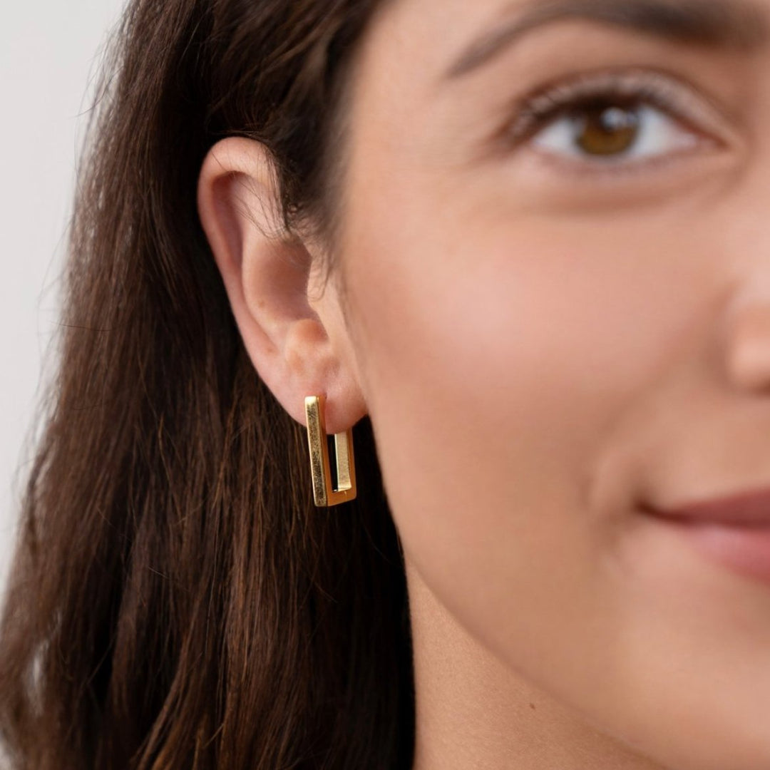 Elegante gouden oorbellen met bloemmotief