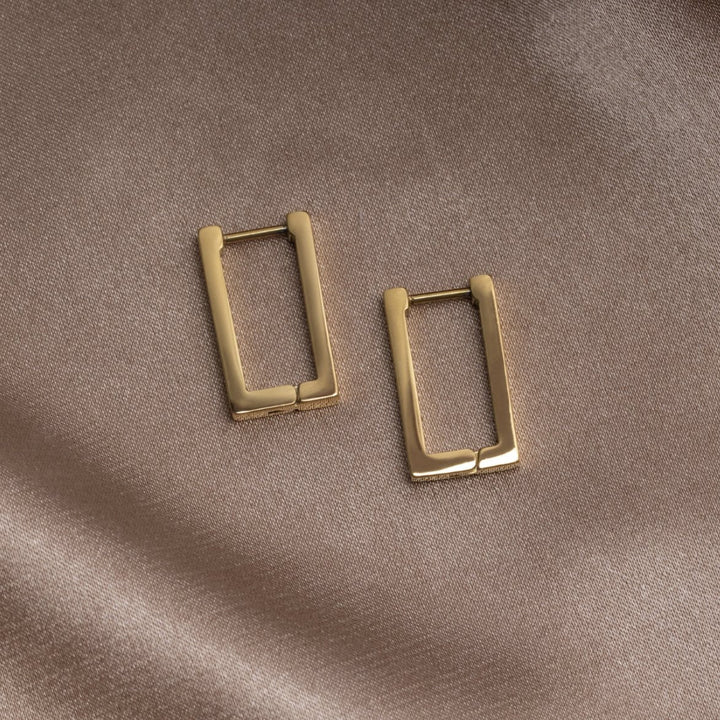 Elegante gouden oorbellen met bloemmotief