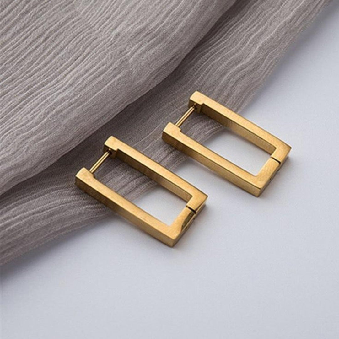 Elegante gouden oorbellen met bloemmotief