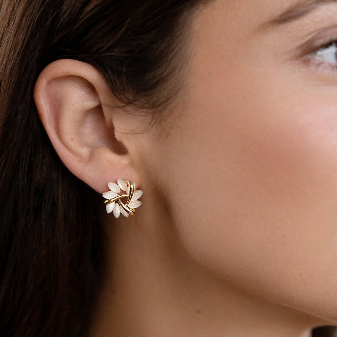 Elegante gouden oorbellen met bloemmotief